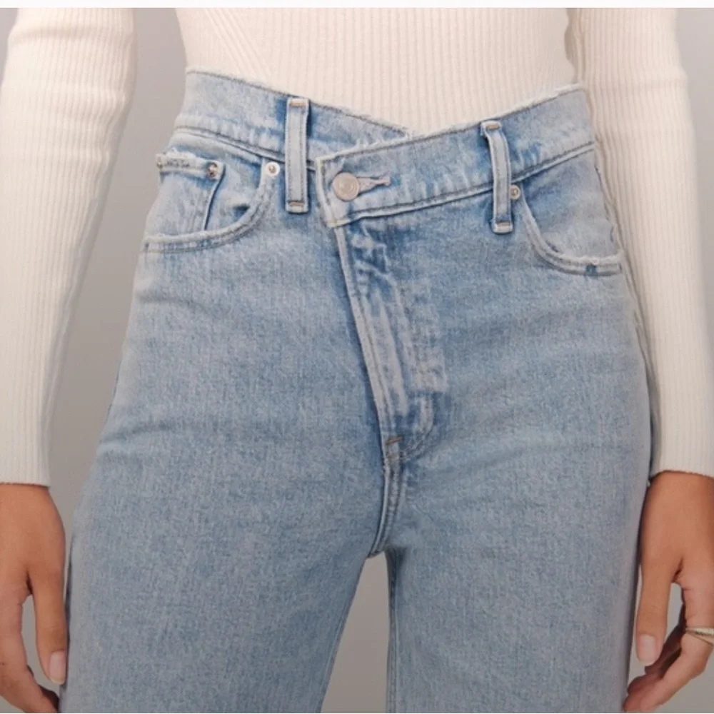 Abercrombie 90’s Ultra High-Rise Straight Light Wash Criss Cross Women's Jeans - Picture 3 of 5